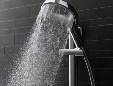 Γιατρός αφήνει το νερό του μπάνιου να τρέχει για 20 λεπτά μετά τις διακοπές του: «Θα σας σώσει τη ζωή»